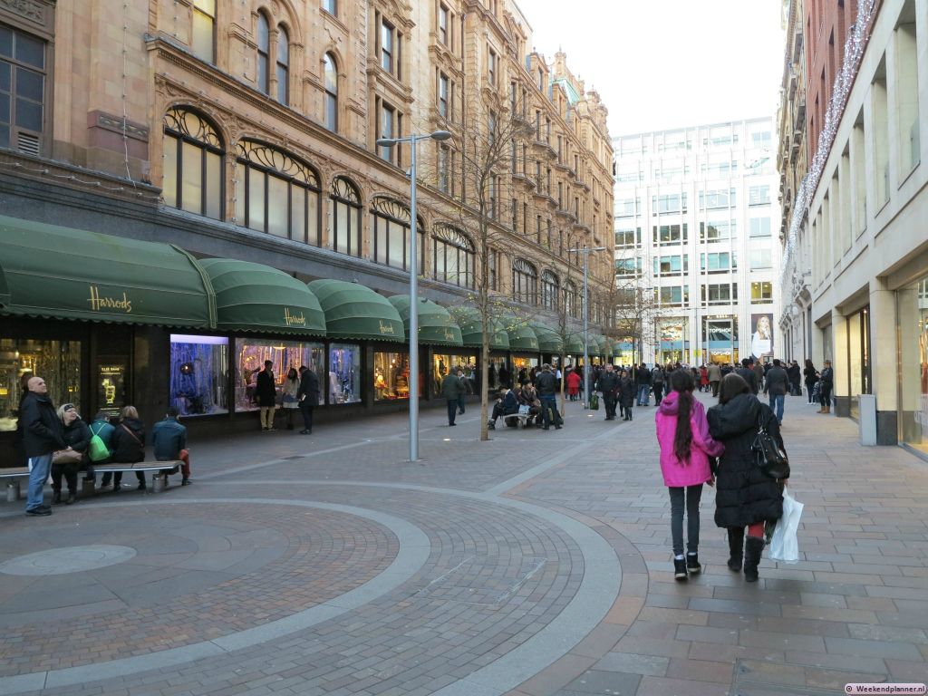 Harrods in de wijk Knightsbridge is het meest indrukwekkende warenhuis van Londen. Hier kun je bijna alles kopen. Tip: Shoppen in Harrods.